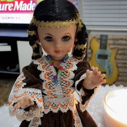 Beautiful Vintage Indian Girl Doll 12-3/4 Inch Tall. Excellent condition