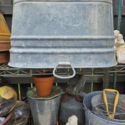 Tina de metal cuadrada para plantas