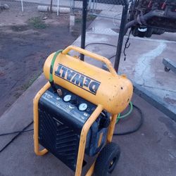 DEWALT AIR COMPRESSOR  200psi 1.8 Hp 4.5 Gal