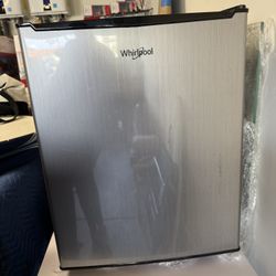 Like New Whirlpool Mini Fridge 2.7cu Ft