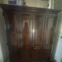 SOLID WOOD COMPUTER ARMOIRE / HOME OFFICE DESK