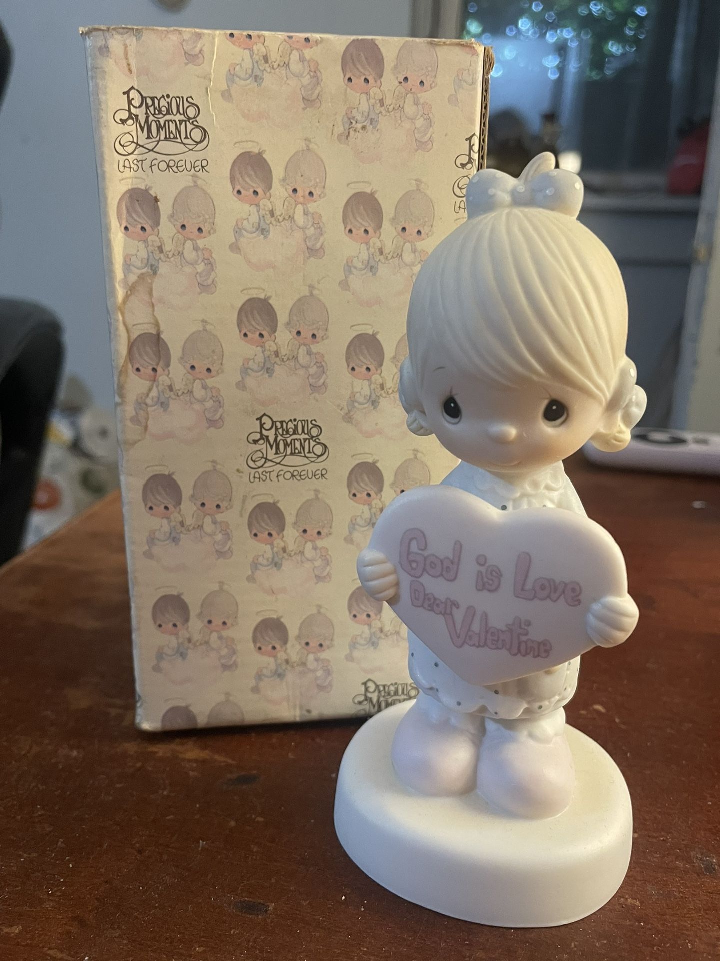 Precious Moments Figurine E-7154 God is Love Dear Valentine Girl porcelain figurine