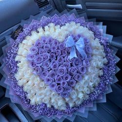 150 White And Purple Heart Roses Bouquet/Ramo Buchon