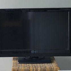 Dynex Flat Screen TV 32" W Remote