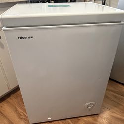 5 Cu Ft Chest Freezer – Works Great – Clean 