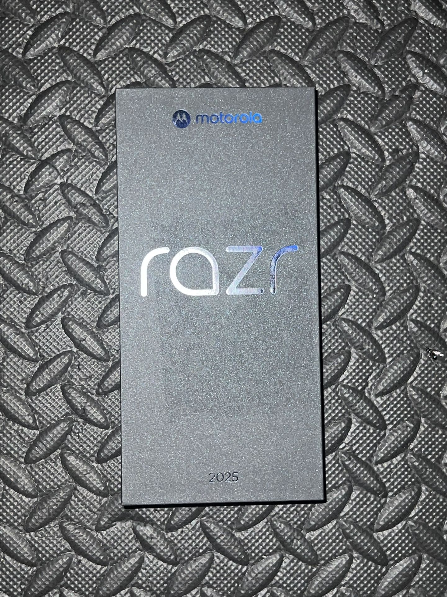 SEALED Motorola - razr 2025 256GB (Unlocked) - PANTONE Gibraltar Sea