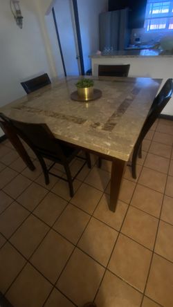 Comedor de granito color beige con café muy bonito
