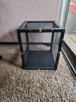 Zoomed Cage And Light