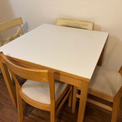 MOVING - Small, Extendable Dinning Table