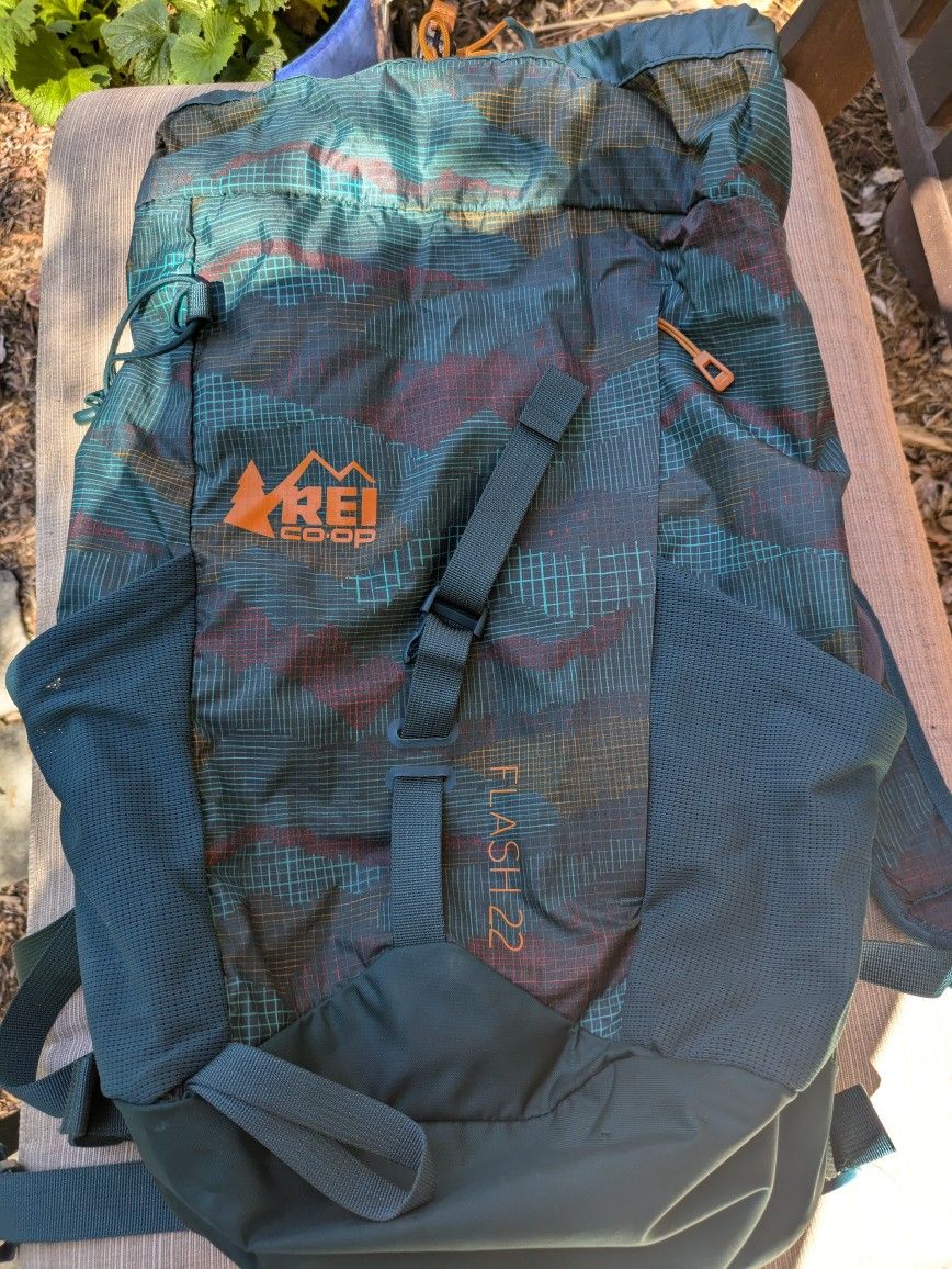 REI Flash 22 Backpack / Daypack