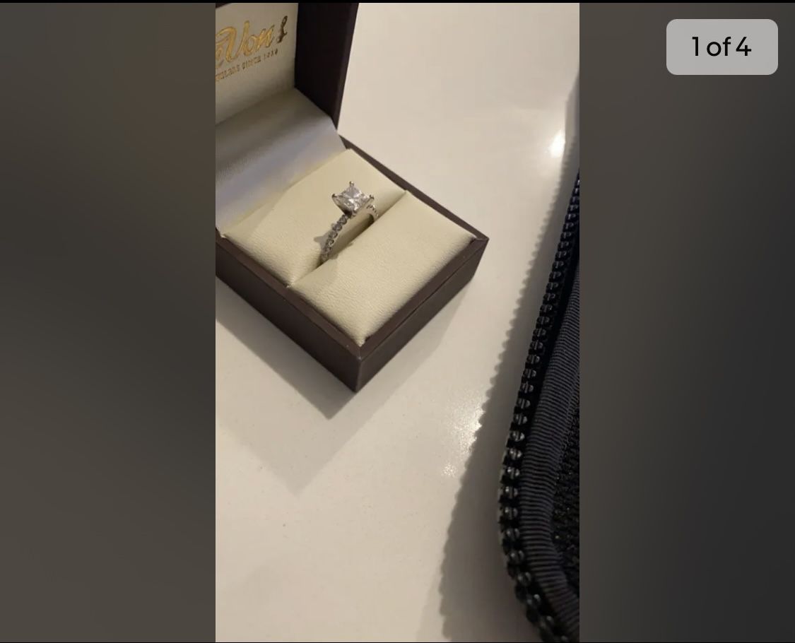 Devon’s  14 Ct. White Gold Diamond Luminare Engagement Ring 1+ Ct in Diamonds
