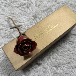 This is a real rose preserved in lacquer and dipped in 24k gold, often sold as a "Forever Rose In very good condition