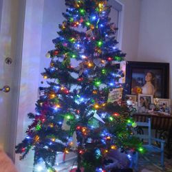 7 Feet Multicolor Change Christmas Tree Like New .20$ 