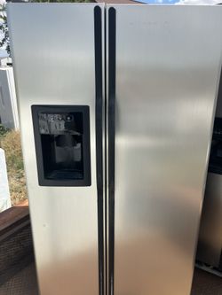 GE Frig Works Great Icemaker Not Sure But I Think It Works. $375 Or Best Offer