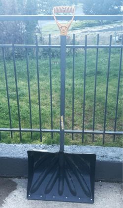 True Temper 18 in. Snow Shovel