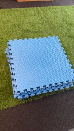 Interlocking floor mats