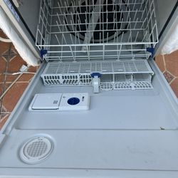 WHITE WIRLPOOL DISWASHER GOOD CONDITION 