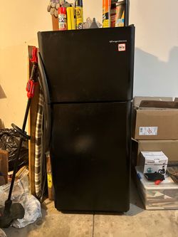 Frigidaire top freezer/ refrigerator