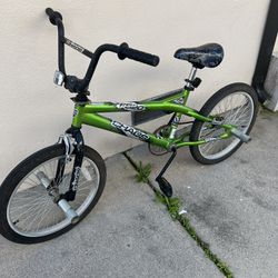 Green Bike(Kent Chaos FreeStyle 20" Boys Green  BMX Bike made by Kent international )