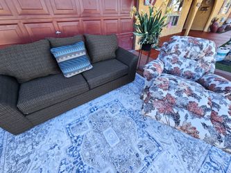 Beautiful single Couch with push buttons Control RECLINER USB Regarger Racking Chair like New furniture totally Deep Clean Good Condition