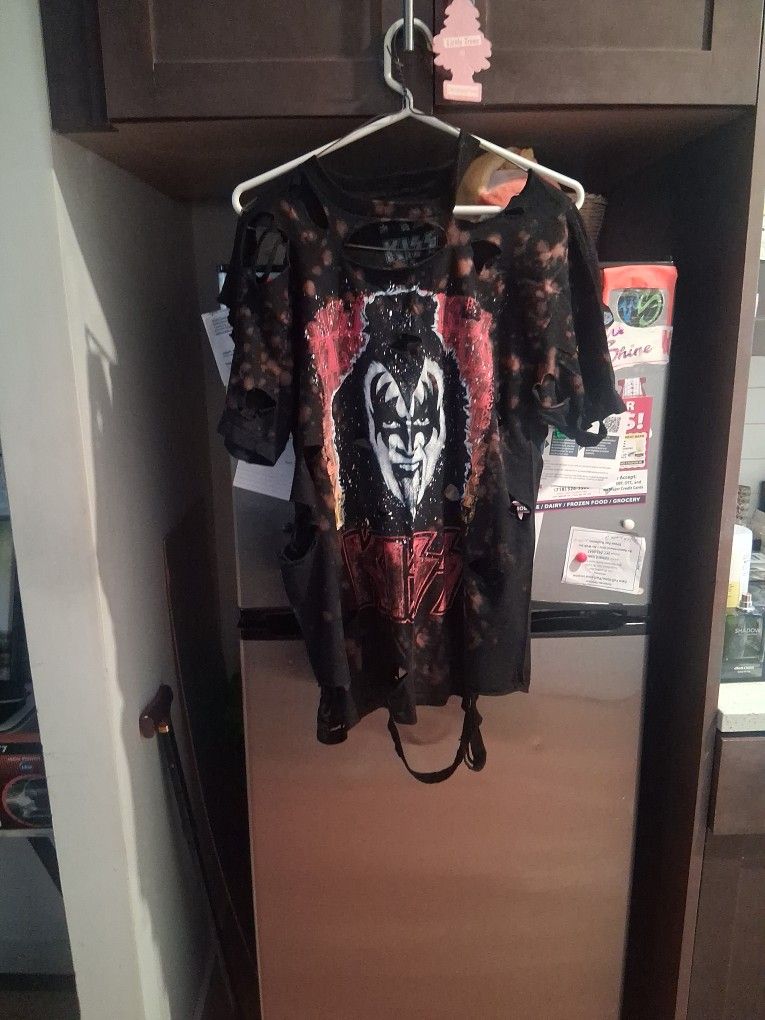 kiss 90s style shirt size m