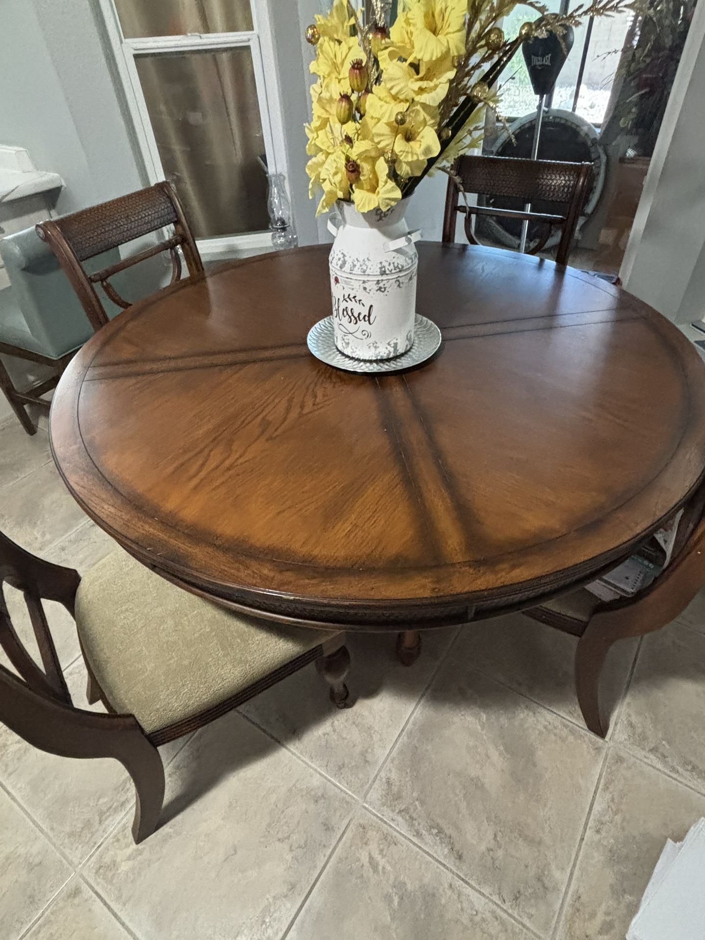 Elegant Round Dinning Table