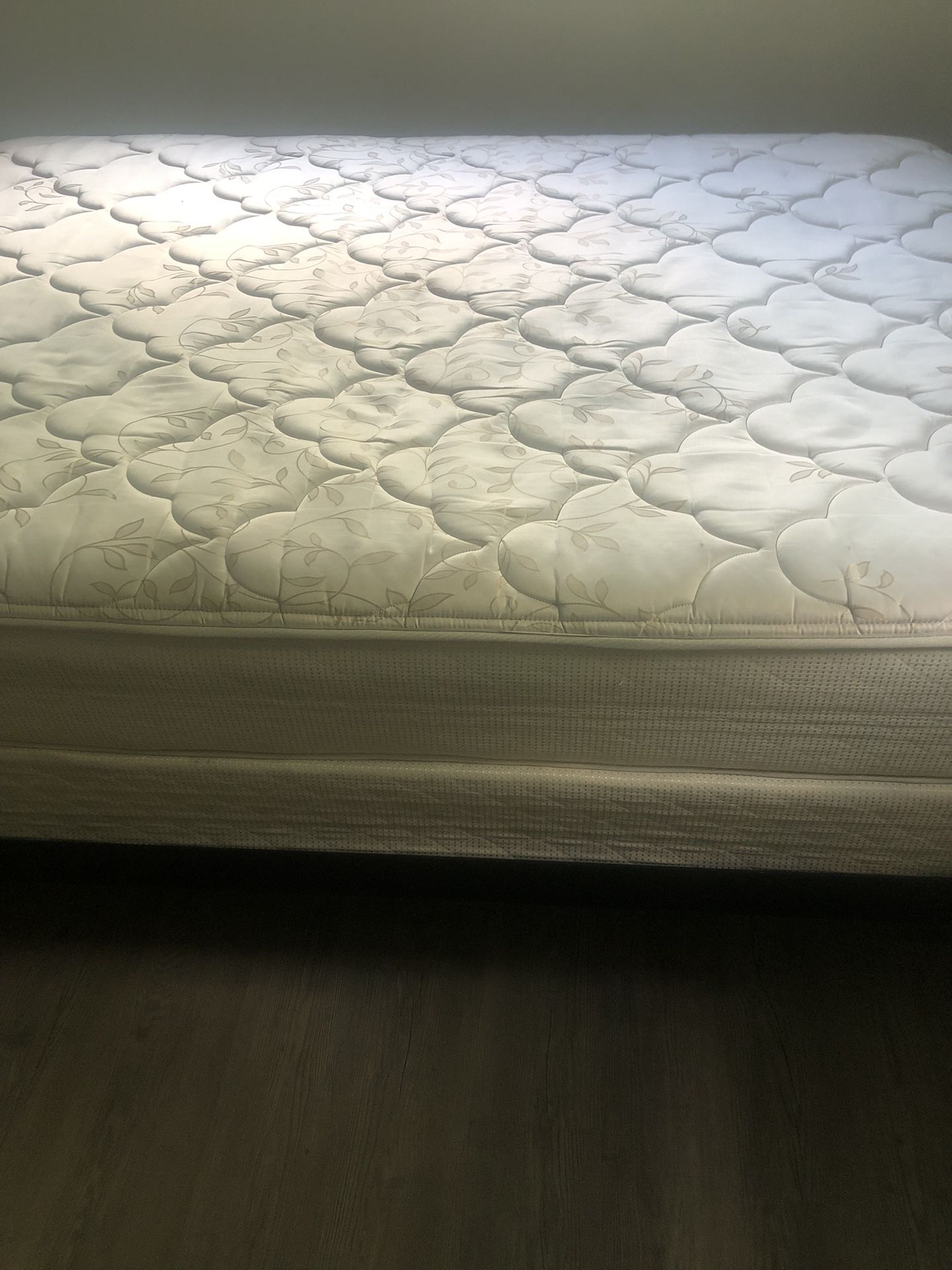 Queens mattress And Box