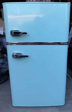 Insignia™ - 3.1 Cu. Ft. Retro Mini Fridge with Top Freezer and ENERGY STAR Certification -l
