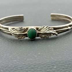 ✨ Sterling Silver .925 Feather Cuff Bracelet – Green Stone – Handmade