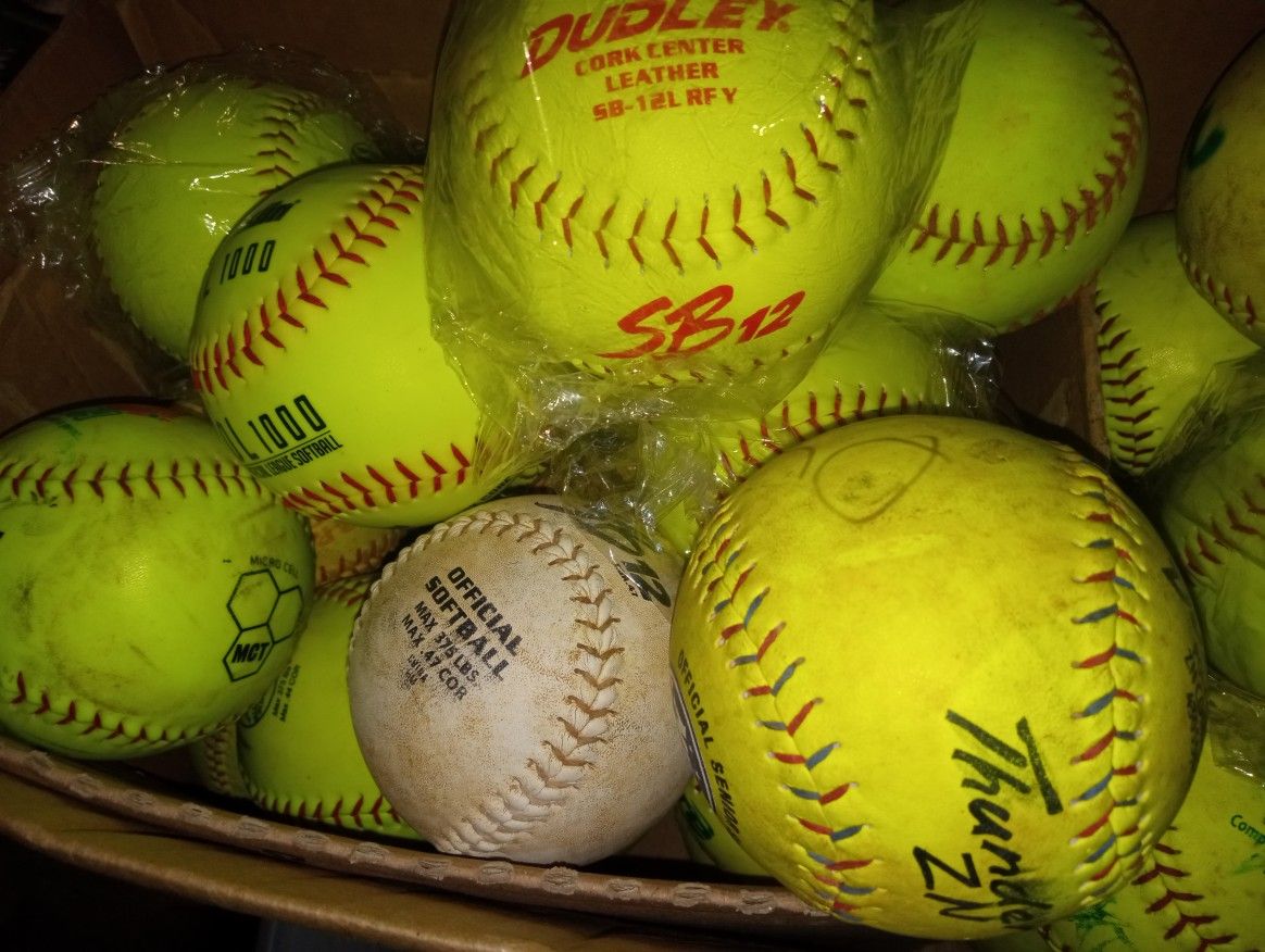 SOFTBALL 🥎🥎 SOFTBALLS 40 12 INCH for only 120!!Betta Hurry!