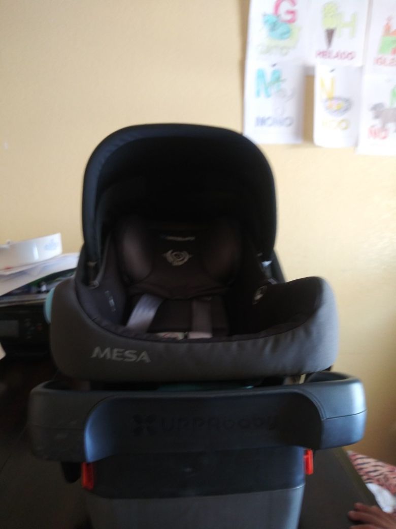 Free free freeUppababy Mesa Infant Carseat w Base