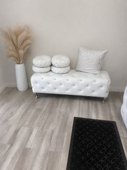 white tufted ottoman chair
