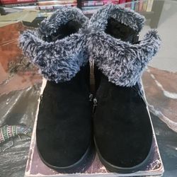 Khombu Water Resistant Black Suede Leather Boots Size 7. Botas De Gamuza Antiderrapantes Talla 7.