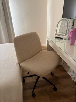 Criss cross swivel chair
