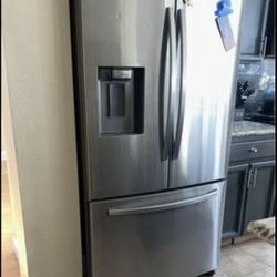 Stainless steel French door refrigerator 