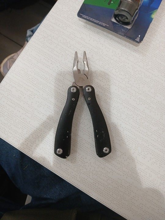 Multi tool 11-in-one