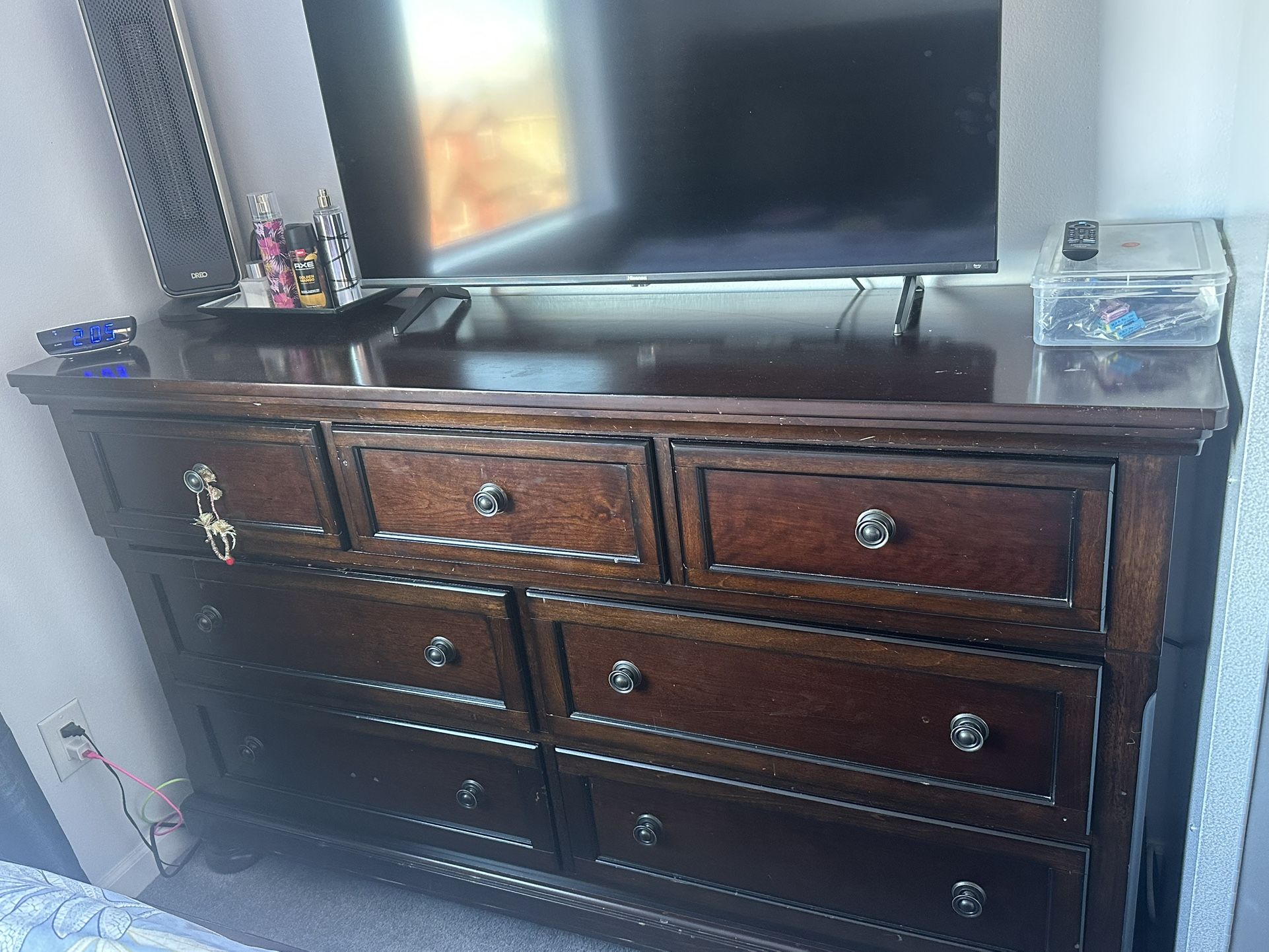 Dresser With Mirror