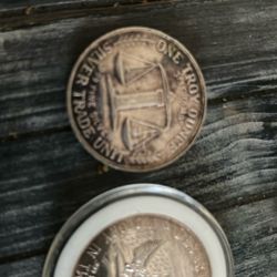 Beautiful Silver Trade Unit Coin Went Out Silver And Desert Storm One Ounce Silver