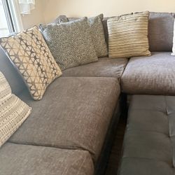 Cindy Crawford Palm Springs 4-Pc Sectional + Ottoman – Like New! Elevate Your Living Room Vibes!