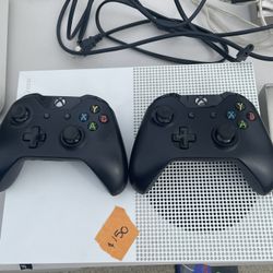 XBOX ONE S - 2 Controllers, Monitor 