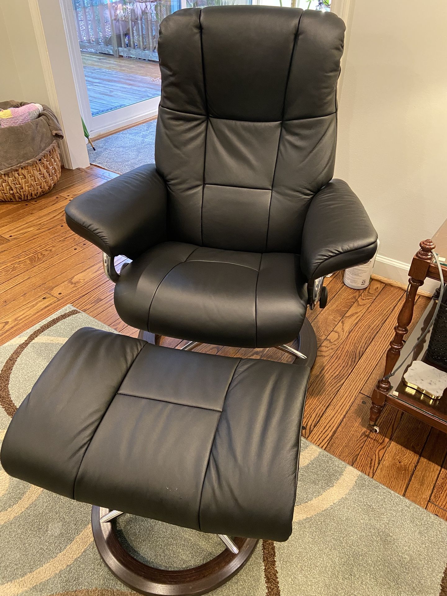Stressless Mayfair Leather Chair W/ Ottoman (Like New!!!)