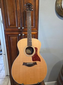 Taylor guitar 214e Acoustic-electric  U.S.A Made with hardshell case