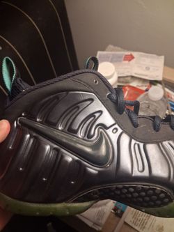 Nike foams size 10