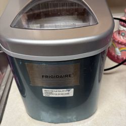 New Frigidaire 26 lb Portable Countertop Ice Maker