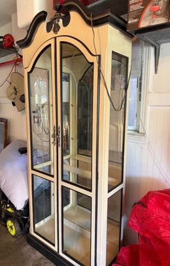 Elegant display cabinet