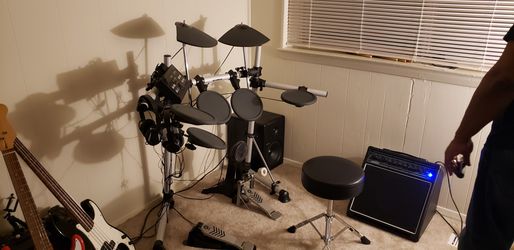 professional drum set and mackie speakers and amp