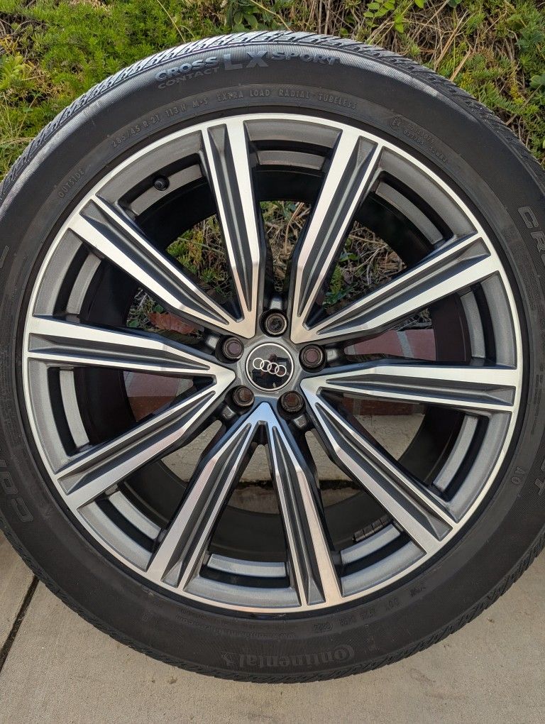 AUDI SQ8 -  LIKE NEW -21' WHEELS / CONTINENTAL TIRES