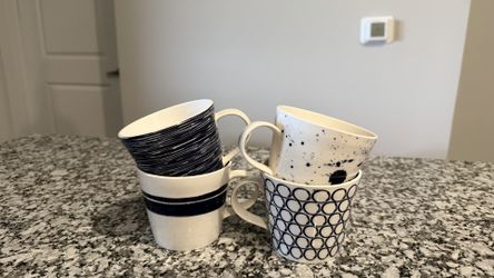 4 coffee Mugs (White & Blue) - New