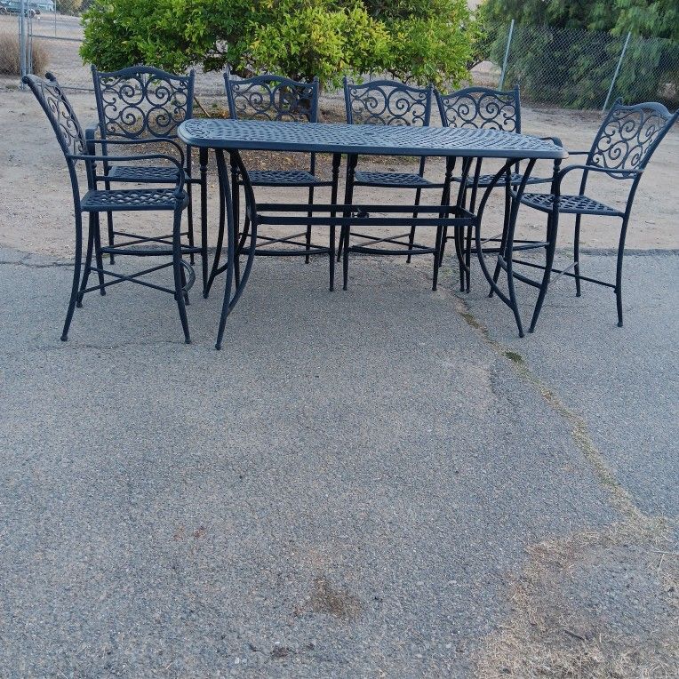 Cast Aluminum Counter Height Bar Table With 6 Bar Stools 