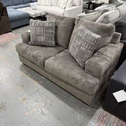 Hot Deal 🤝 BRAND NEW 👌 SOLETREN ASH LOVESEAT
